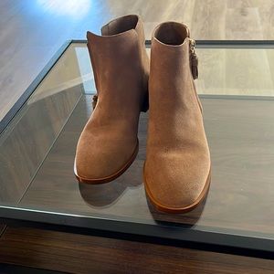 Wrong size, they are Kate spades size 7 tan color